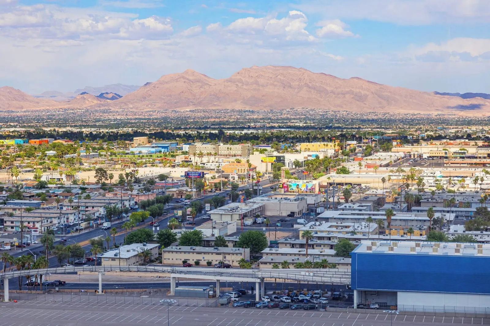 SAHARA Las Vegas: Marra Mountain View rooms look across to the mountains