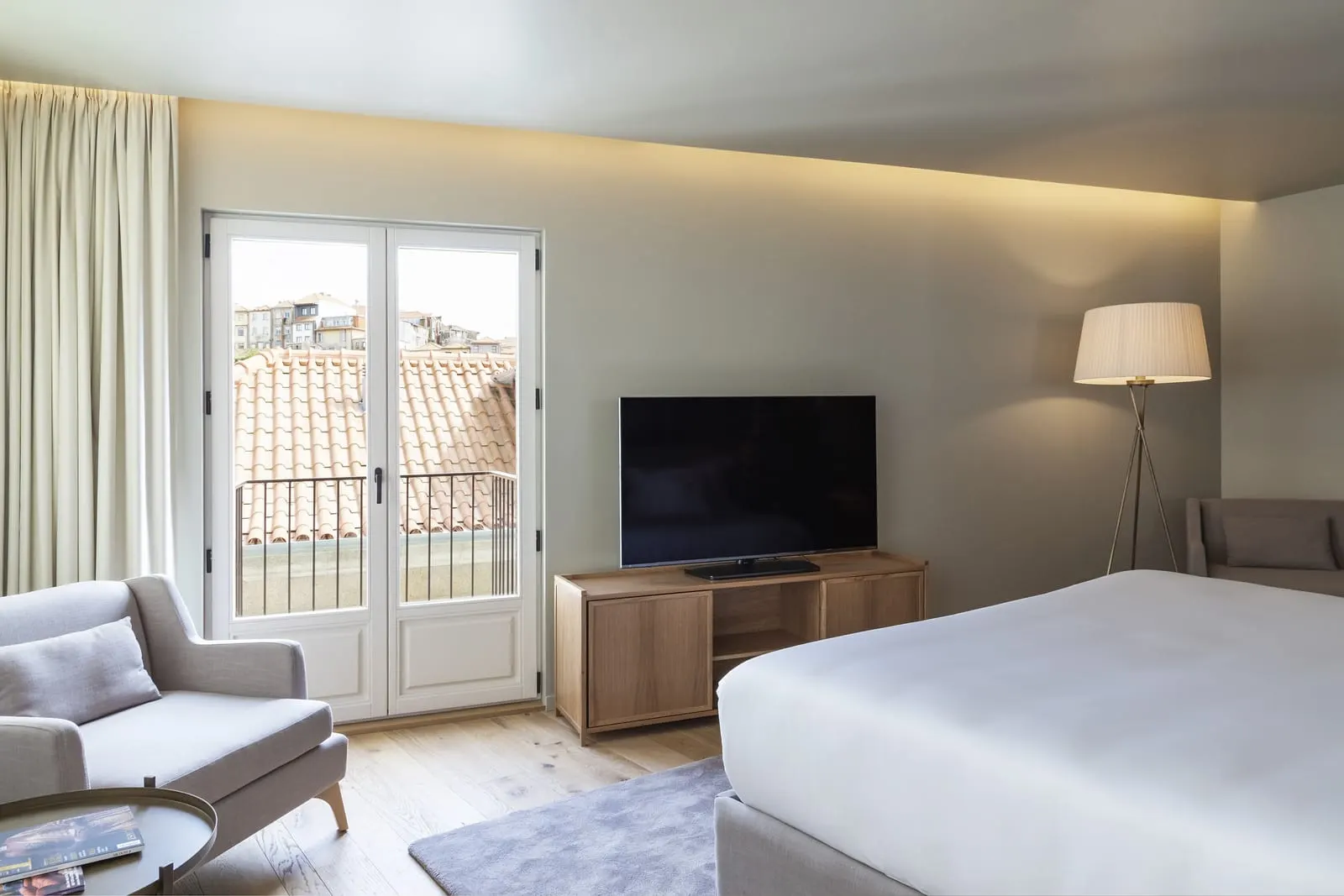 King Premium Sé Cathedral View Balcony room at Casa da Companhia: the bed, an armchair and French doors to a railed balcony