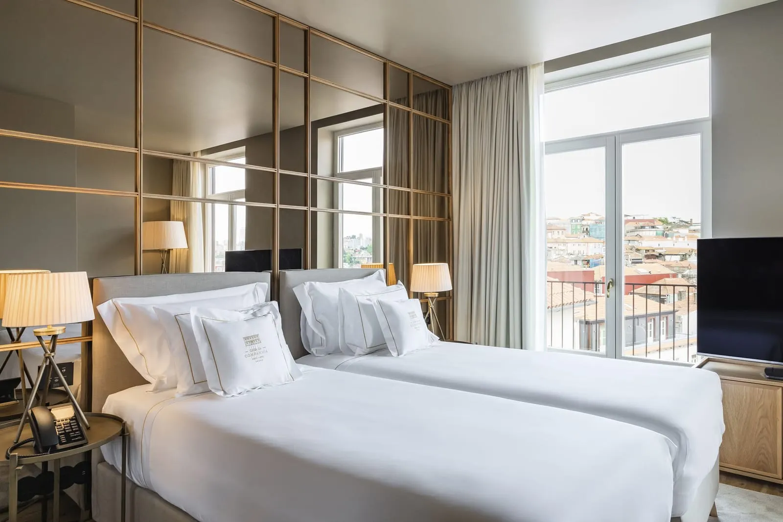Twin Premium Sé Cathedral View Balcony room at Casa da Companhia: two beds by a mirror wall and French windows over rooftops