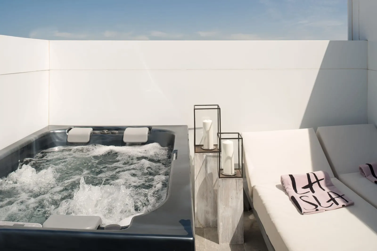 La Isla y el Mar Hotel Boutique: The hot tub on a Suite Deluxe terrace
