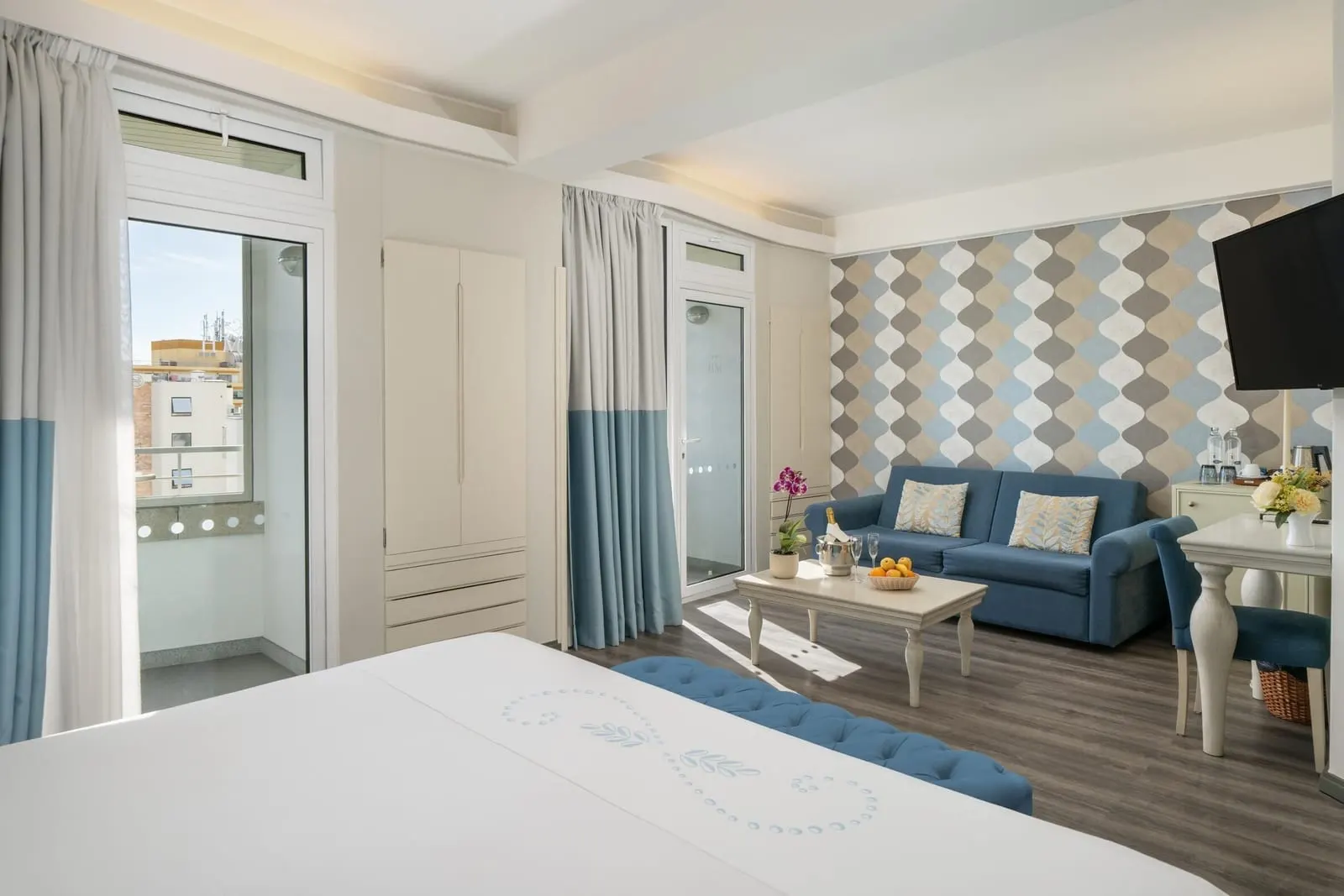 Hotel Madeira: A room with a sofa and a balcony door