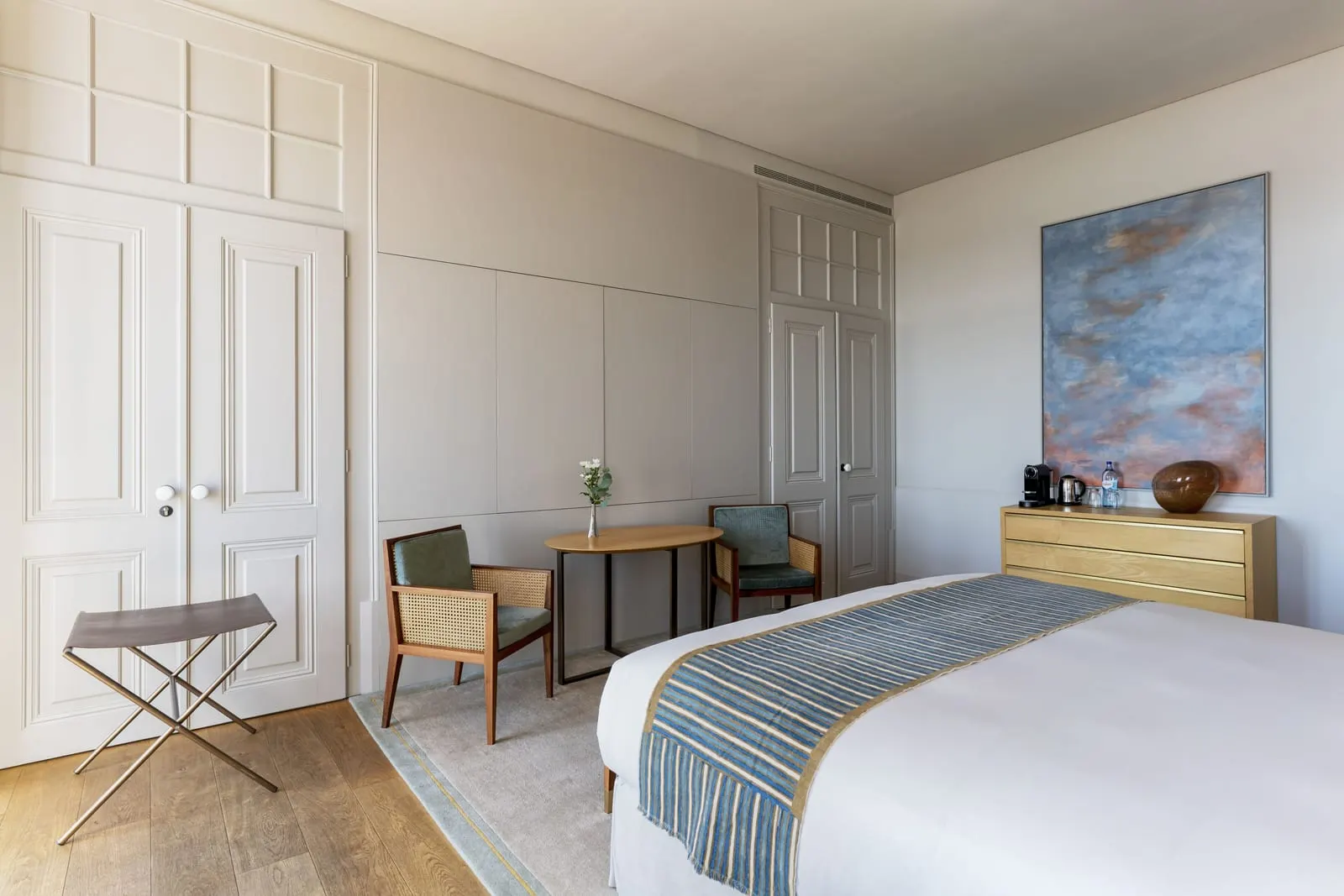 Superior Room with River View at Verride Palácio Santa Catarina: the bed, a round table with two chairs and a painting