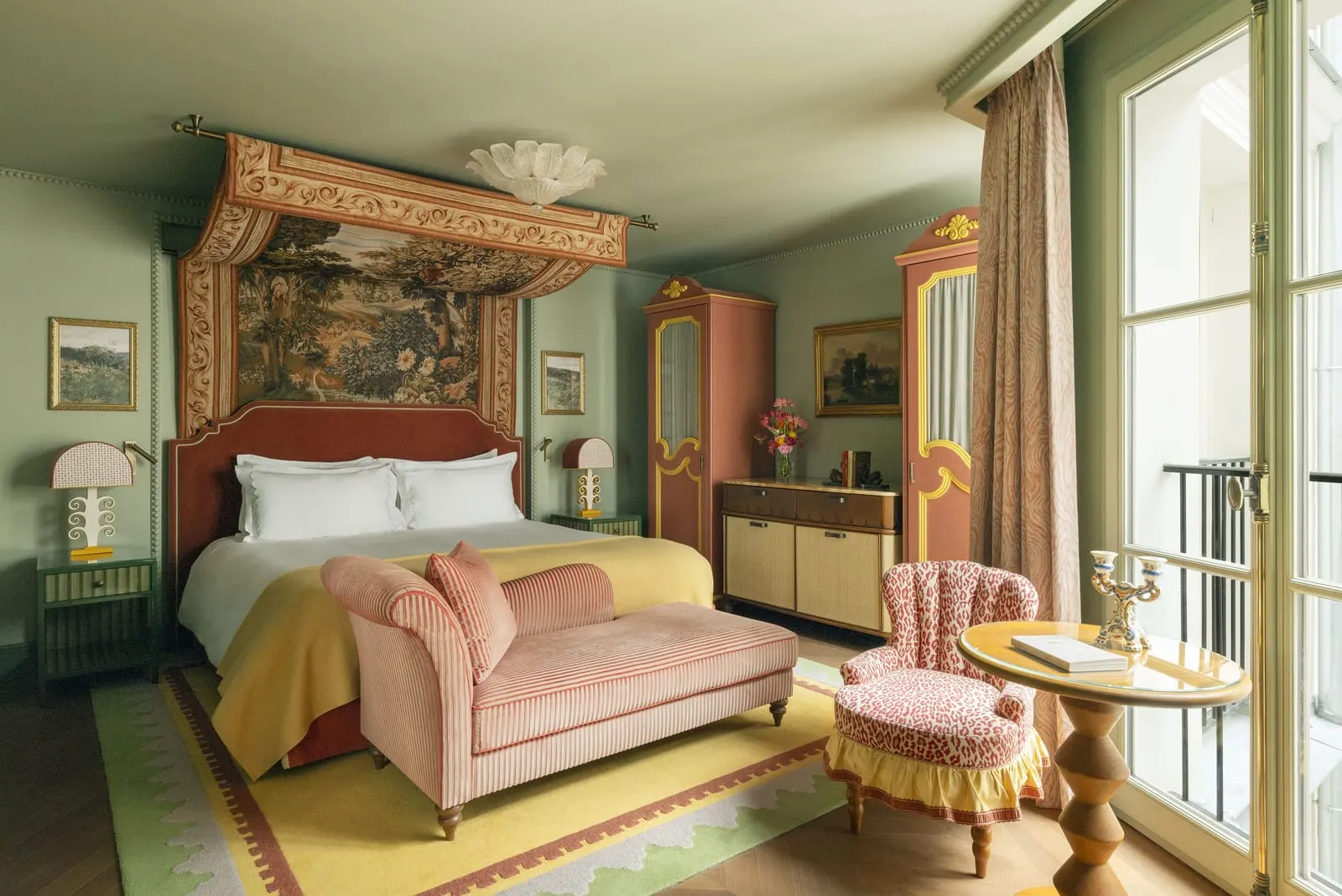 Le Grand Mazarin: A Prestige Room and its tapestry canopy
