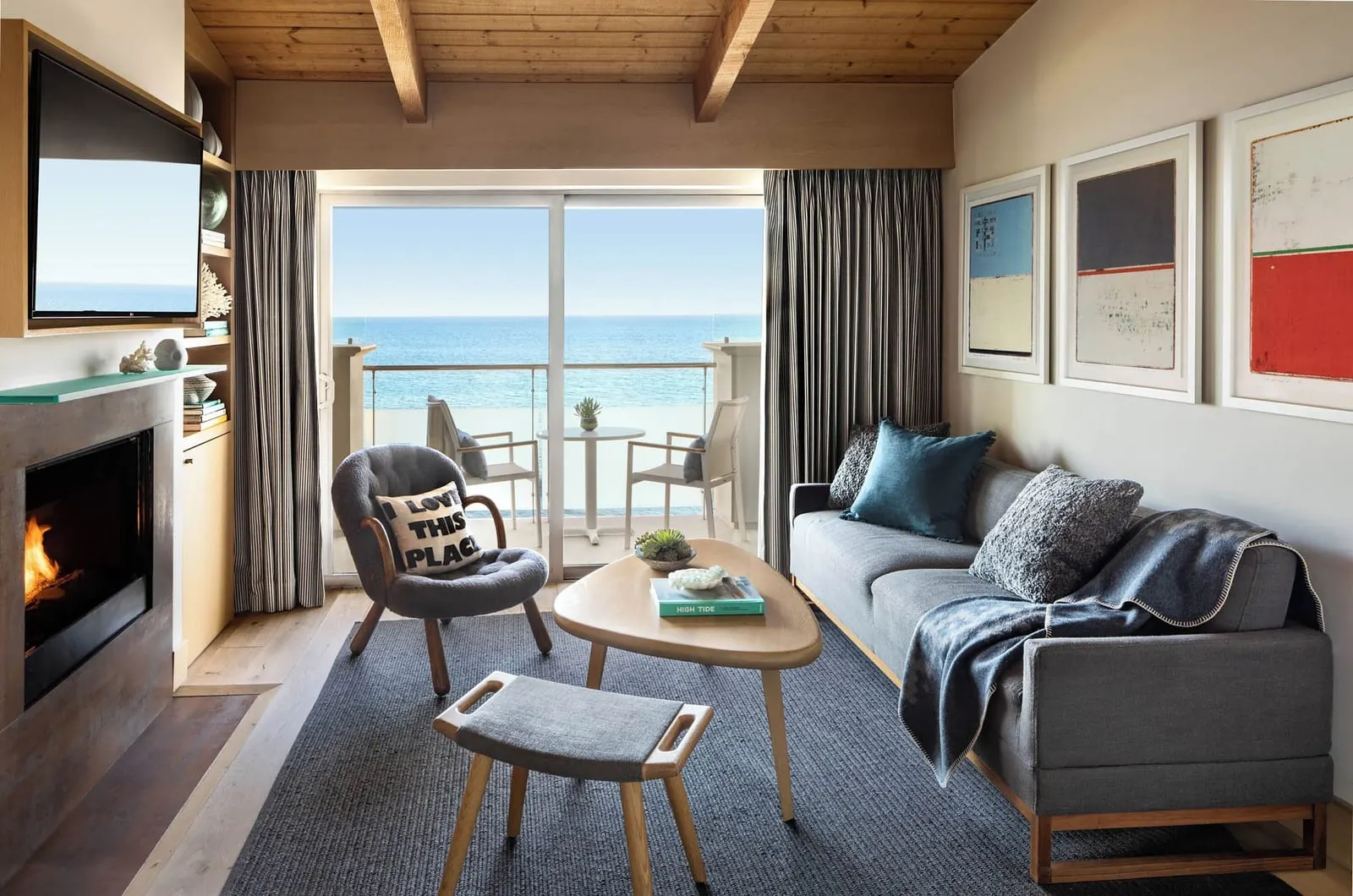Malibu Beach Inn: The Sleep Suite living room and fireplace