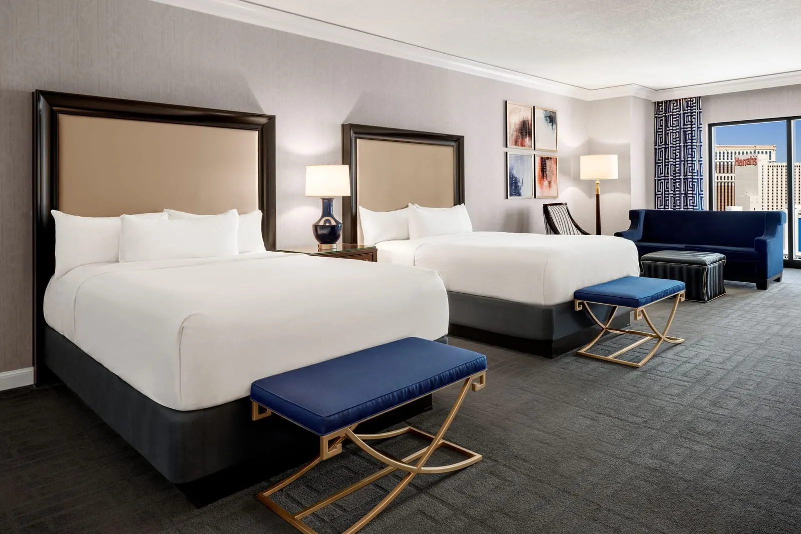 Augustus Fountain View Room im Caesars Palace, wie das Zimmer vor dem Umbau 2026 aussah: zwei Queensize-Betten mit blauen Bänken am Fußende und ein blaues Sofa am Fenster