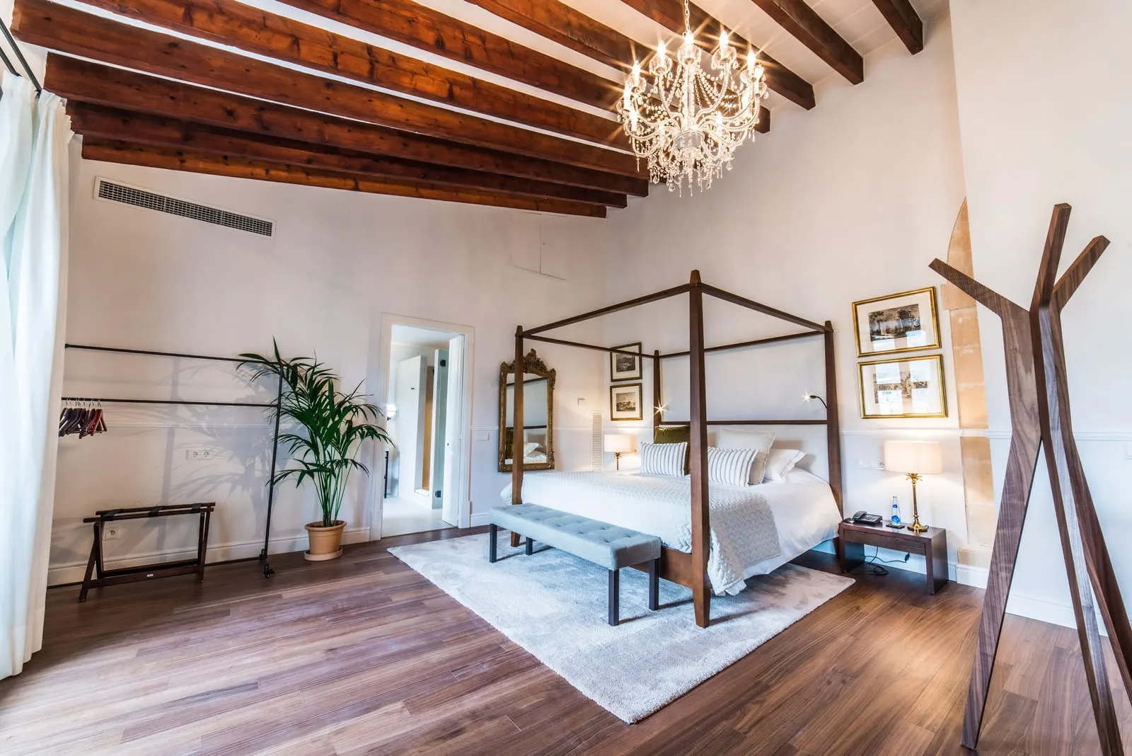 L'Avenida Hotel: A Luxury Suite with its four-poster bed