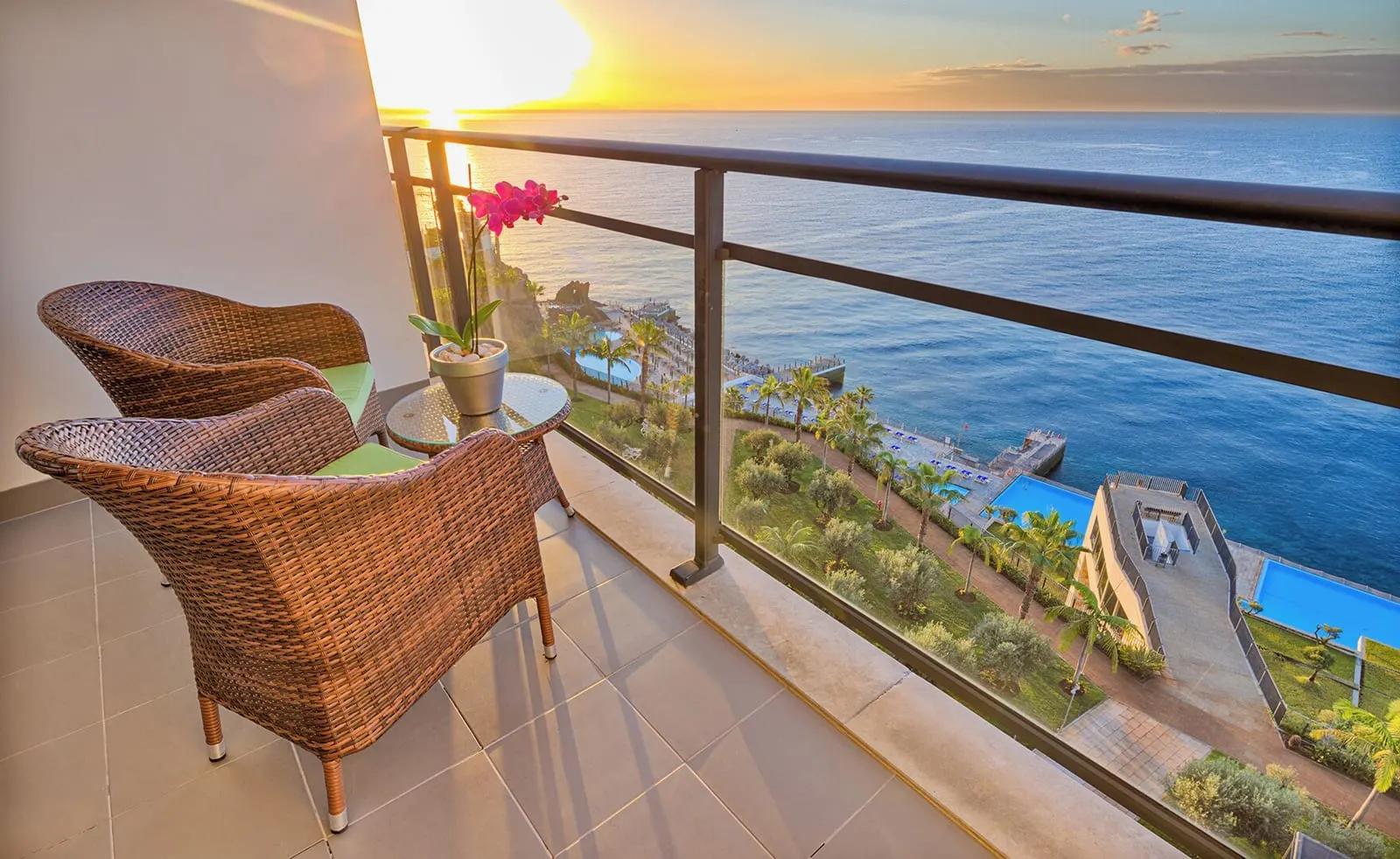 VidaMar Resort Hotel Madeira: A sea-view balcony above the gardens and pools