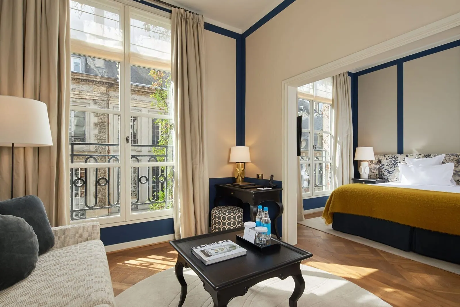 Le Pavillon de la Reine: A Junior Suite Prestige on the terrace side