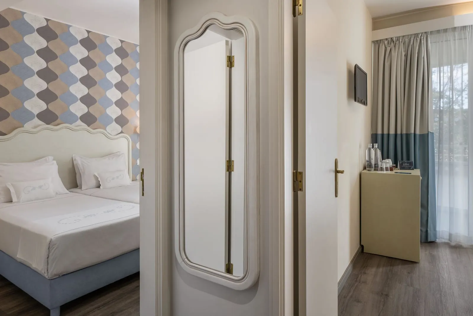 Junior Suite im Hotel Madeira: offene Türen, die auf der einen Seite das Schlafzimmer und auf der anderen einen zweiten Raum mit einem Kaffee- und Teetablett zeigen