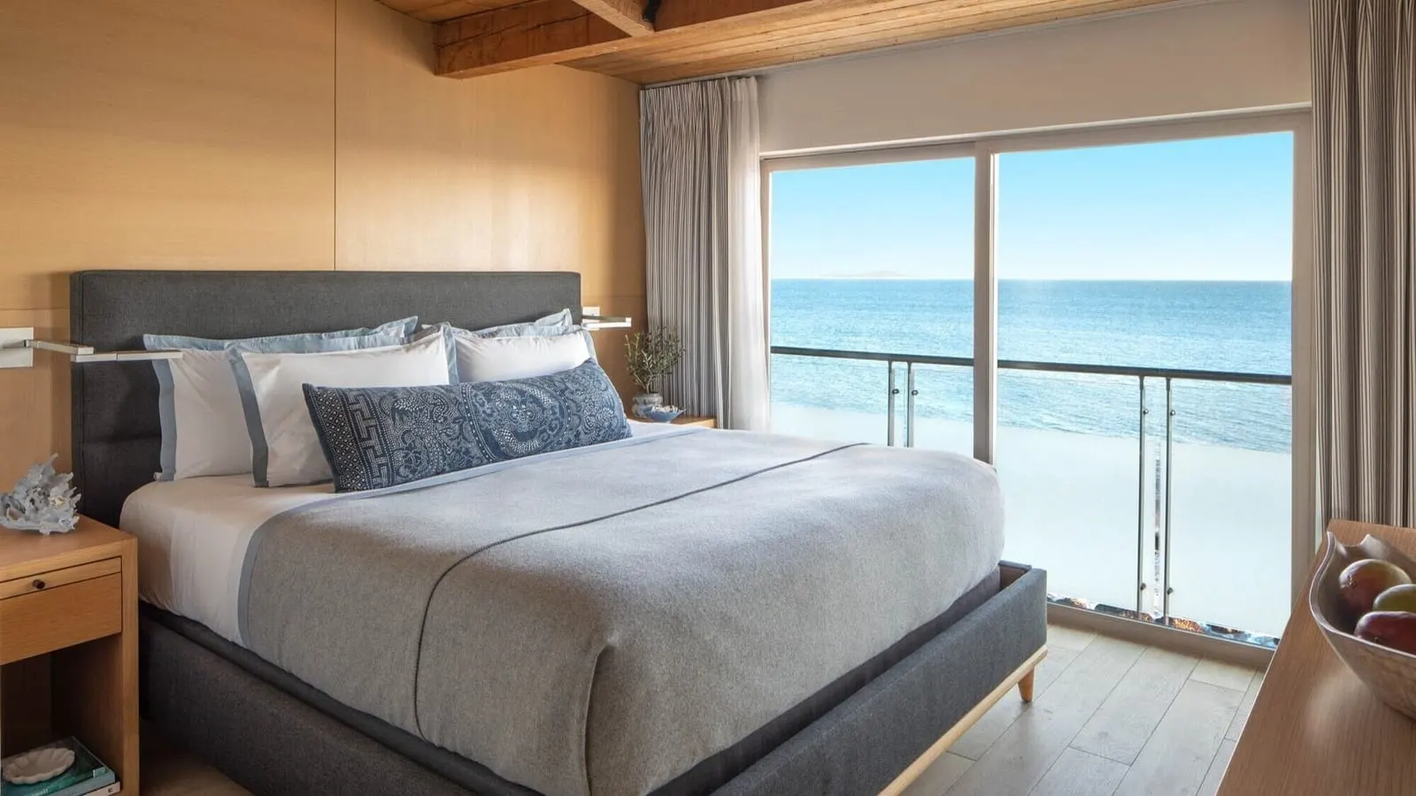 Malibu Beach Inn: A suite bedroom above the sand
