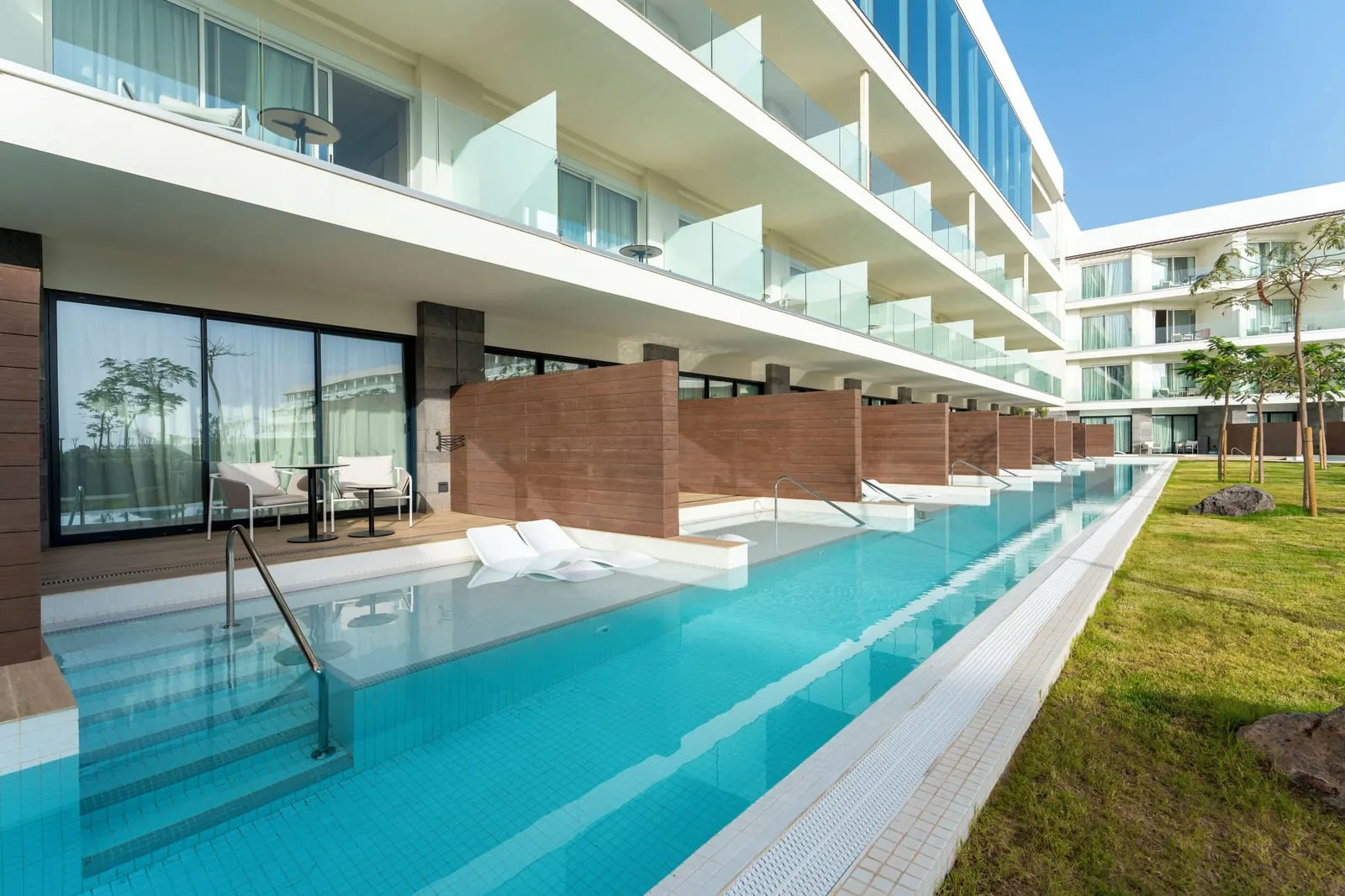 Barceló Playa Blanca: Superior Swim Up terraces stepping into the pool
