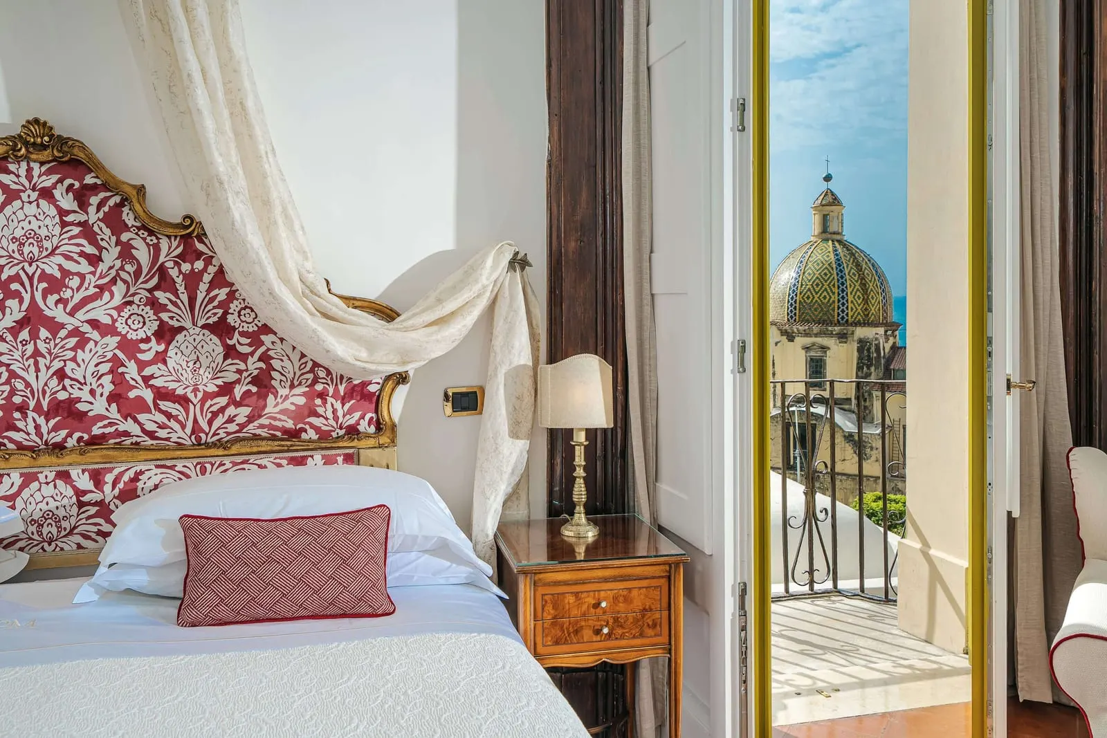 Palazzo Murat: A canopy bed and a balcony facing the dome