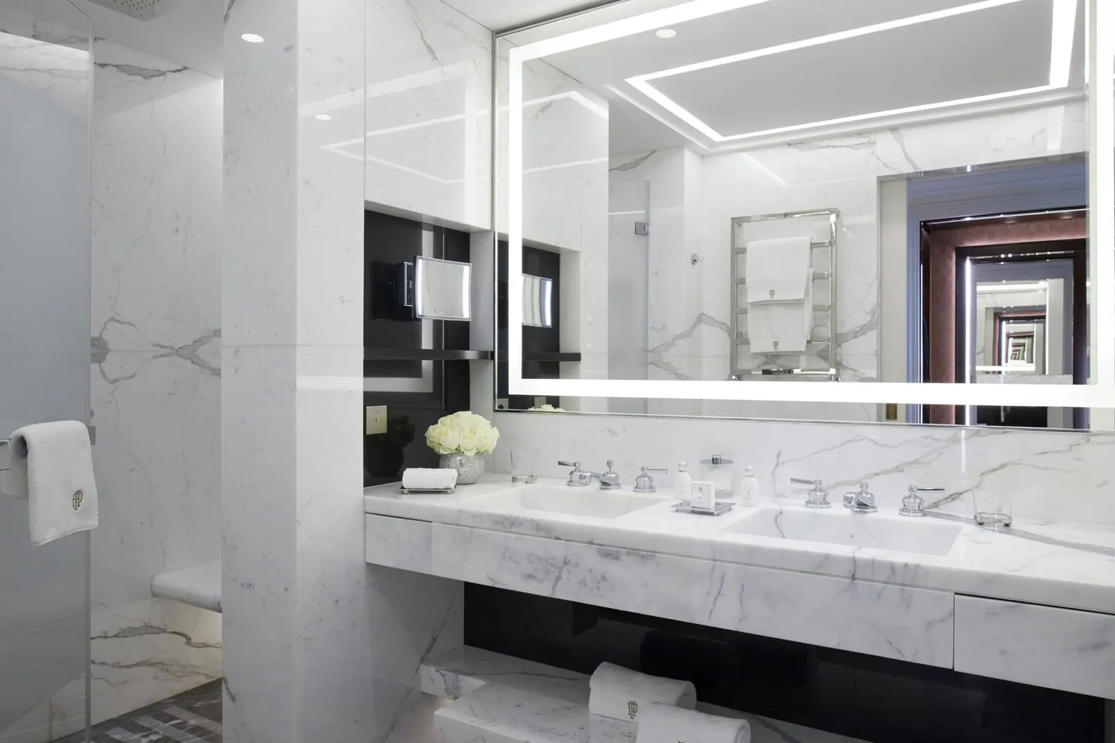 Exclusive Room with sea view and terrace at Hôtel de Paris Monte-Carlo: the marble bathroom with double basins and a lit mirror