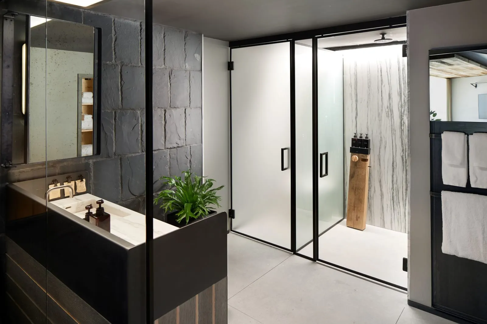 1 Hotel Brooklyn Bridge: A bathroom