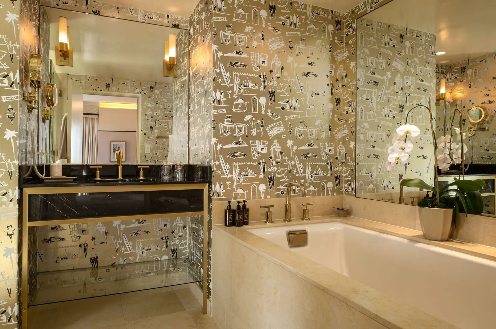 Sunset Tower Hotel: Donald Robertson's wallpaper in a Studio Suite bath