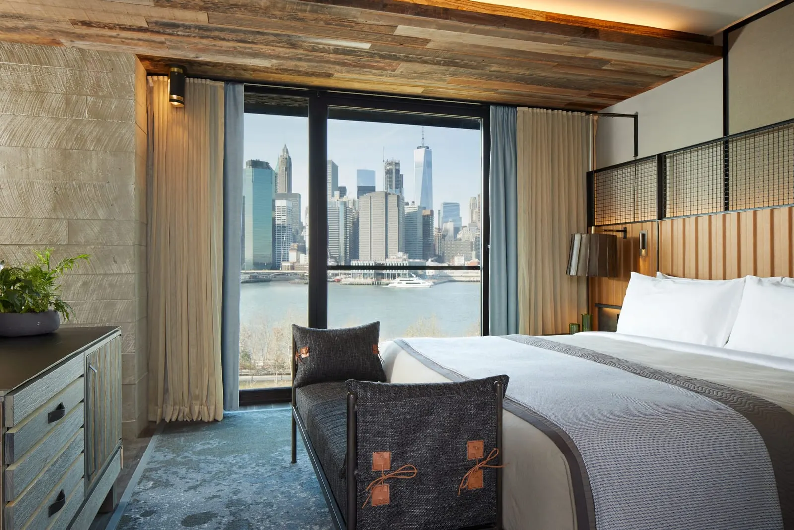 1 Hotel Brooklyn Bridge: A west-facing room, Lower Manhattan across the river