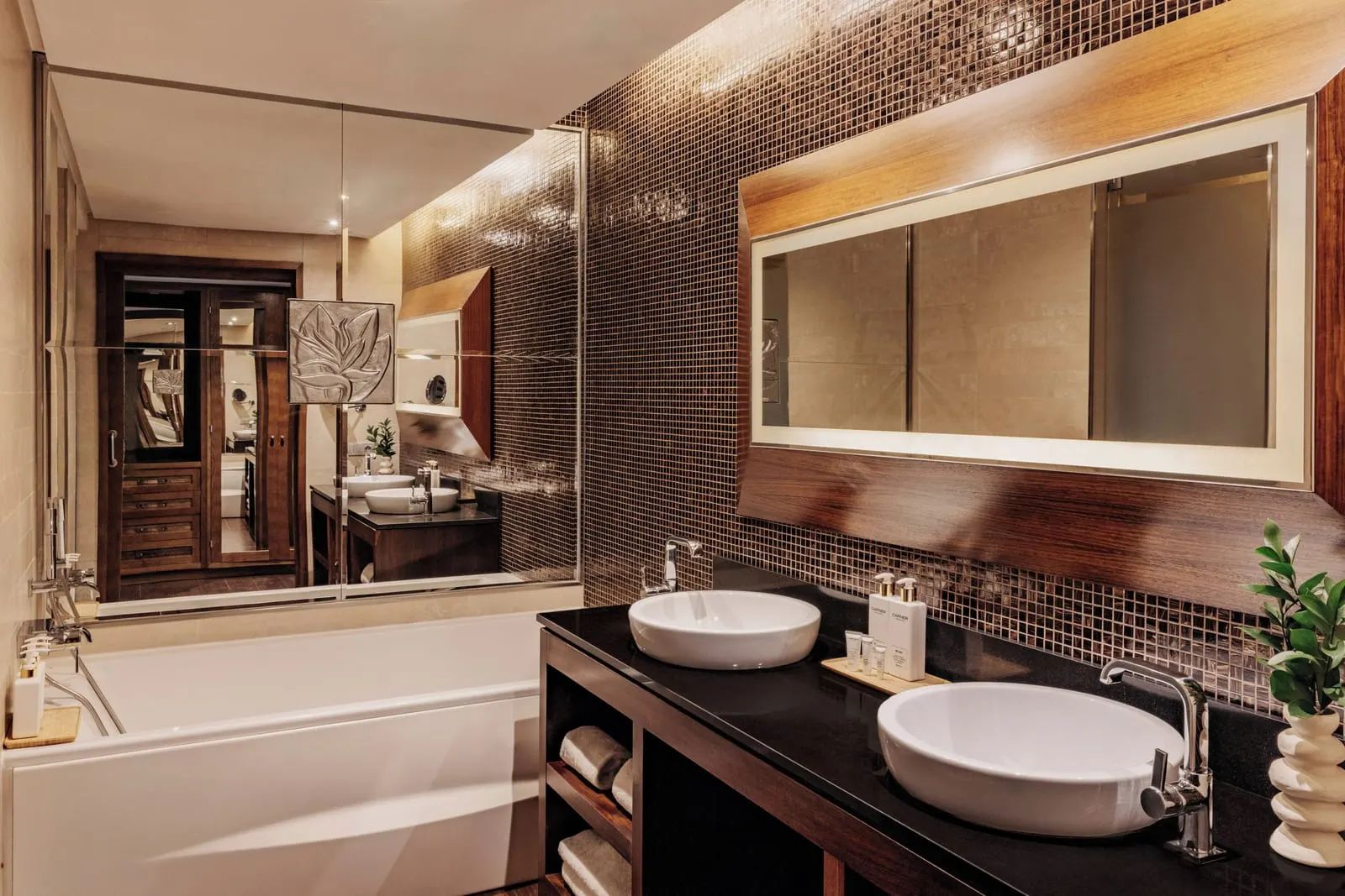 RedLevel Junior Suite Ocean Front at Gran Meliá Palacio de Isora: the bathroom, two basins, a bath and a mosaic wall