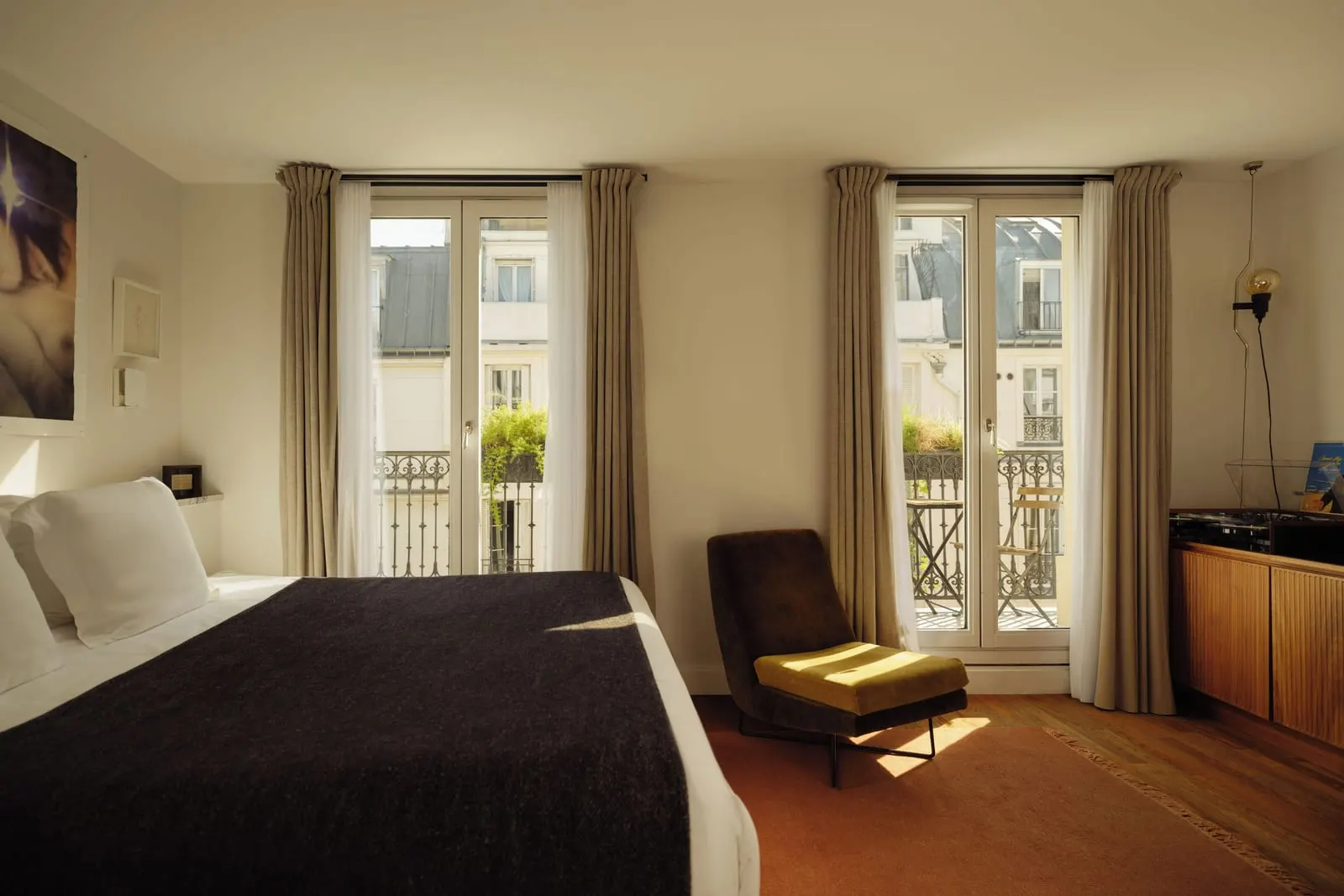 Le Pigalle: A Pigalle 21 with a turntable and a balcony