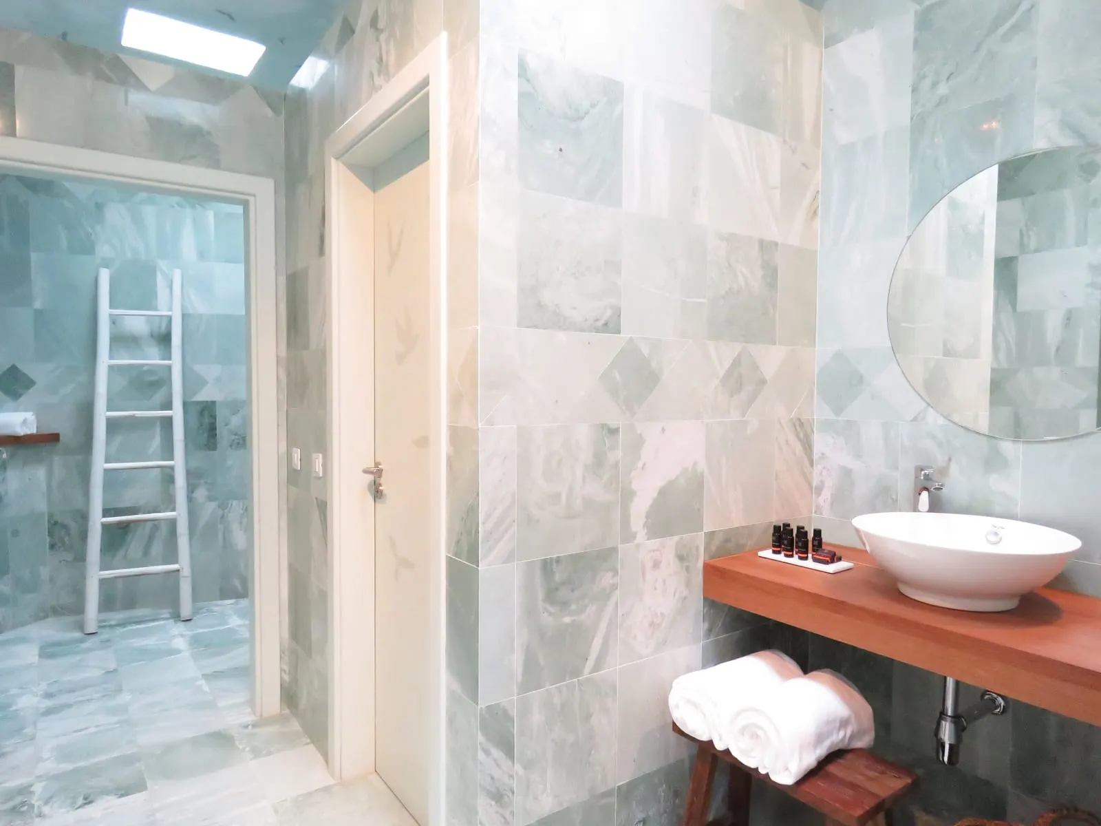 Hotel Boutique Palacio Ico: Suite 05's green marble bathroom