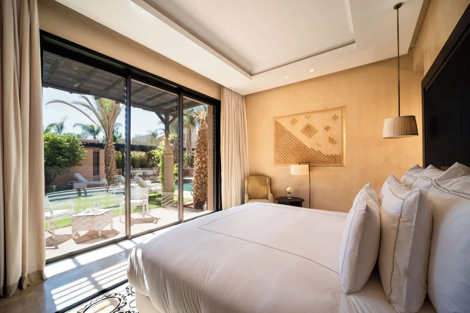 Prince Villa im Fairmont Royal Palm Marrakech: ein Schlafzimmer mit Glastüren zum Garten