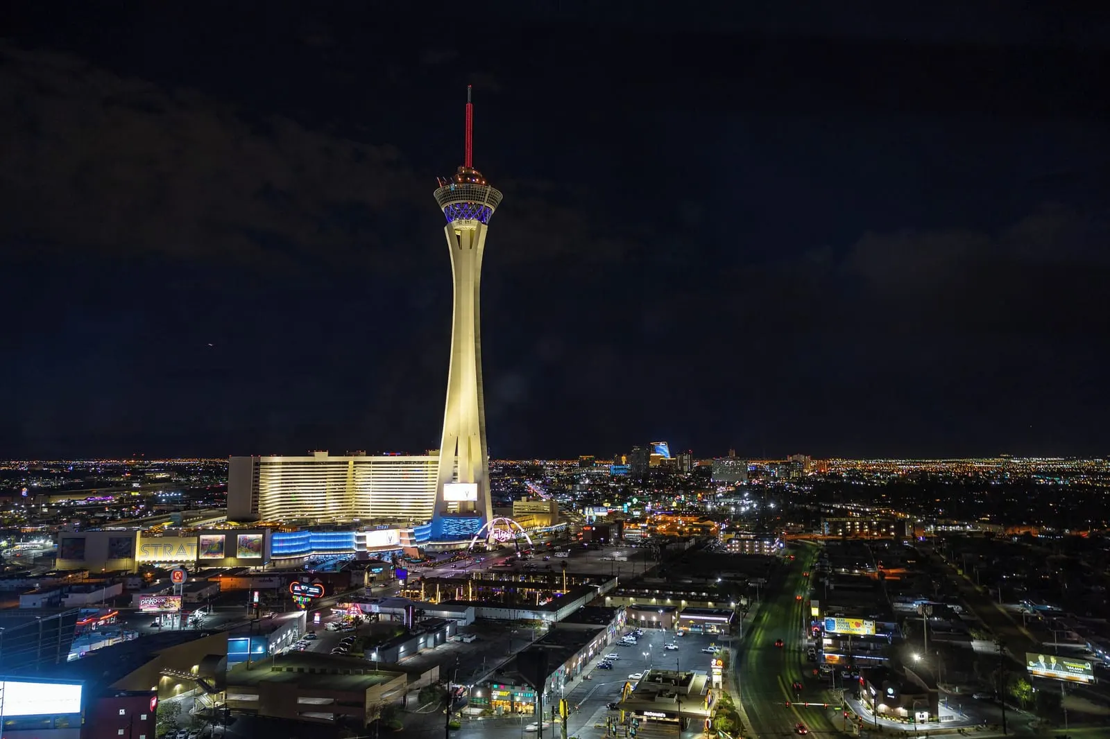 SAHARA Las Vegas: Marra Downtown View rooms face the STRAT at night