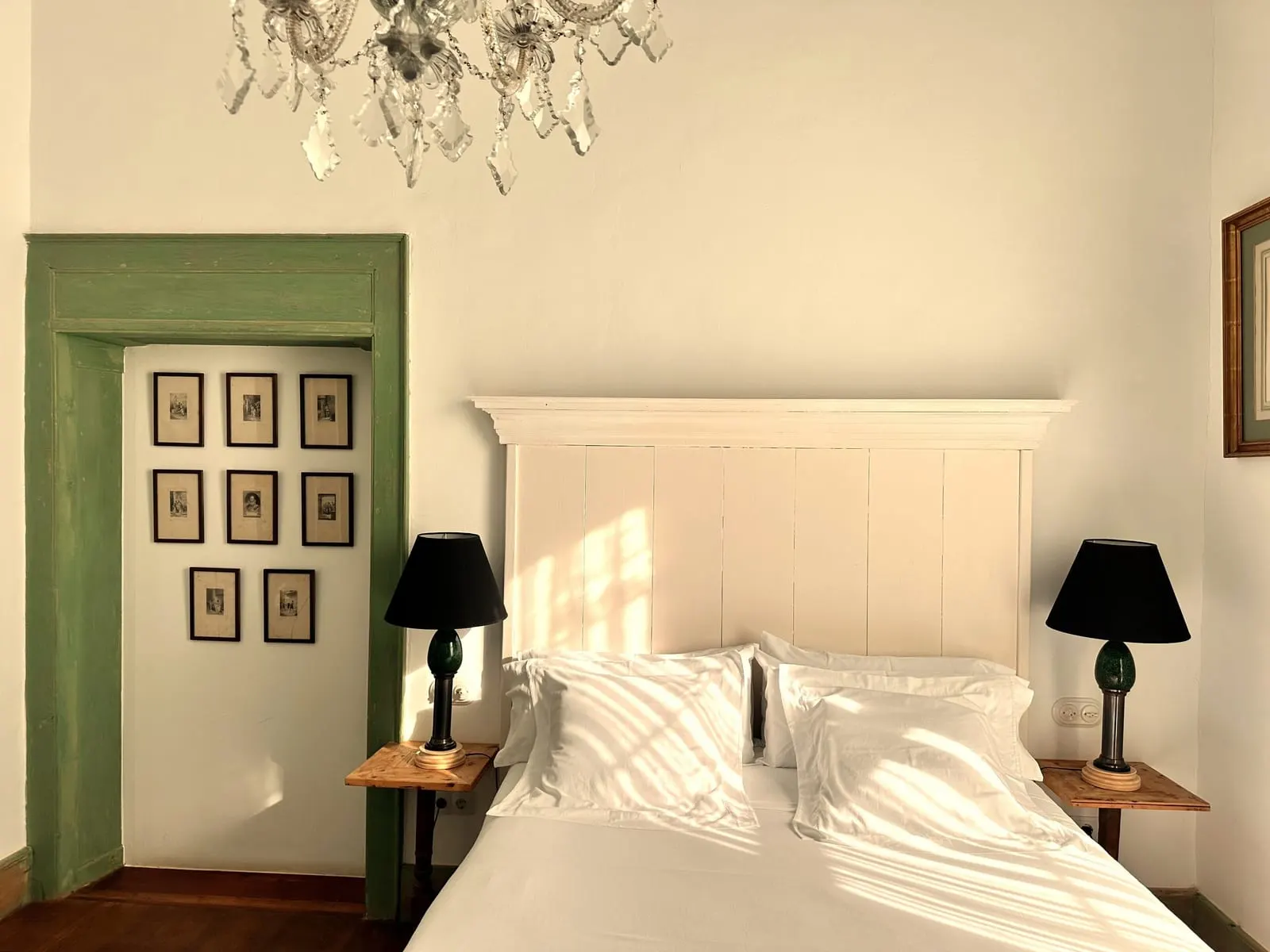 Room Nº2. Quadruple Sup en La Casa de los Naranjos: una cama doble con cabecero blanco de paneles junto a una puerta de marco verde
