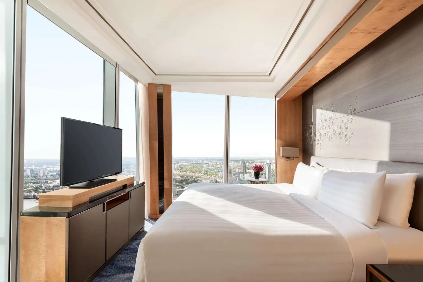 Iconic Shard Suite at Shangri-La The Shard: the bed and a television with corner windows over London