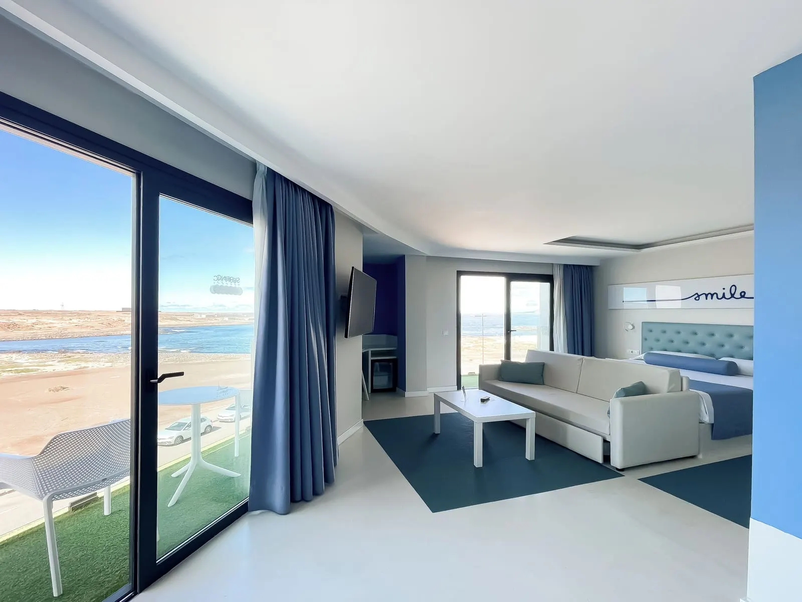 Corralejo Surfing Colors Hotel & Apartments: The Sky Suite with its sofa and balcony