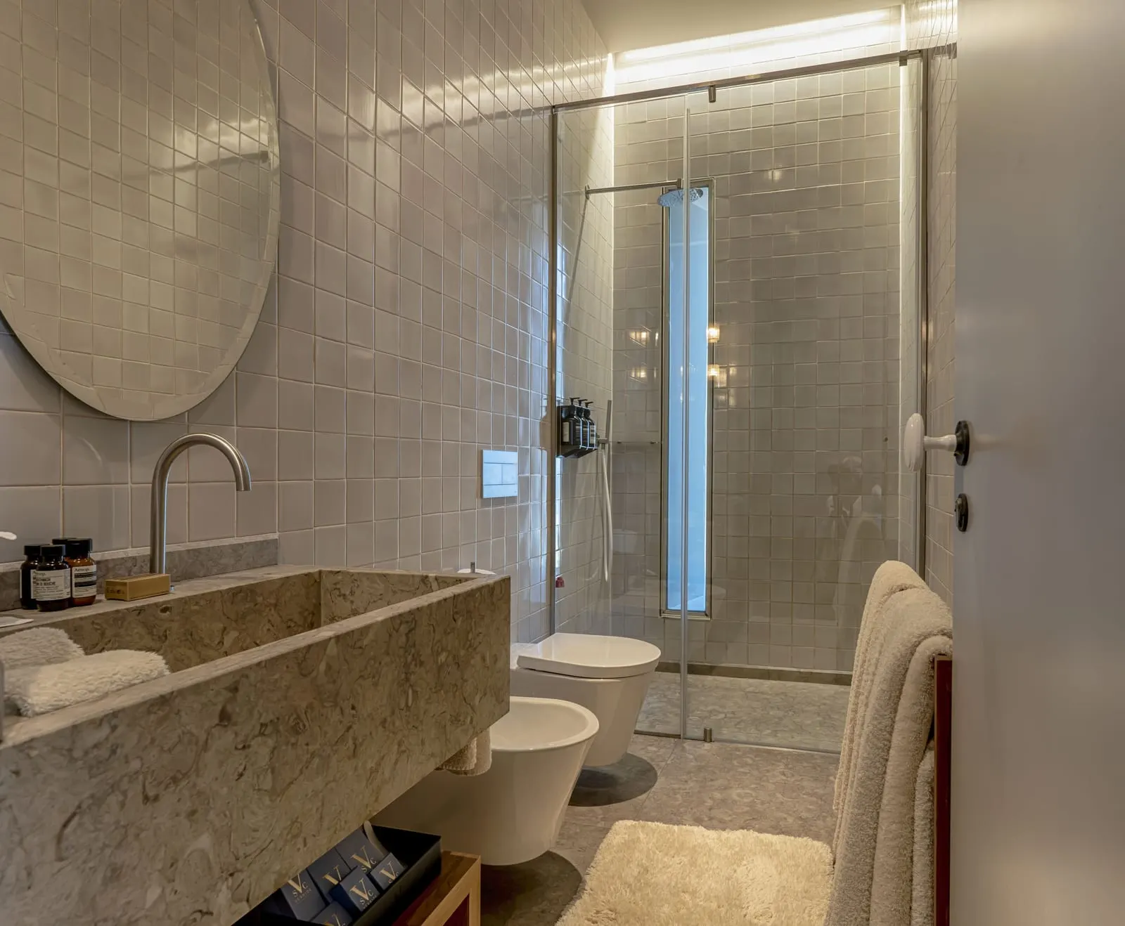 Superior Room with River View bathroom at Verride Palácio Santa Catarina: a stone basin, a round mirror and a glass shower