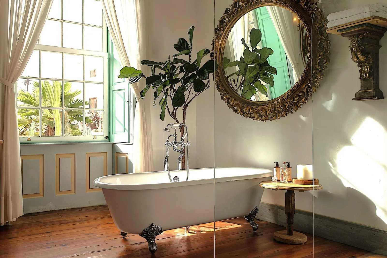 La Casa de los Naranjos: A freestanding bath by a tall sash window