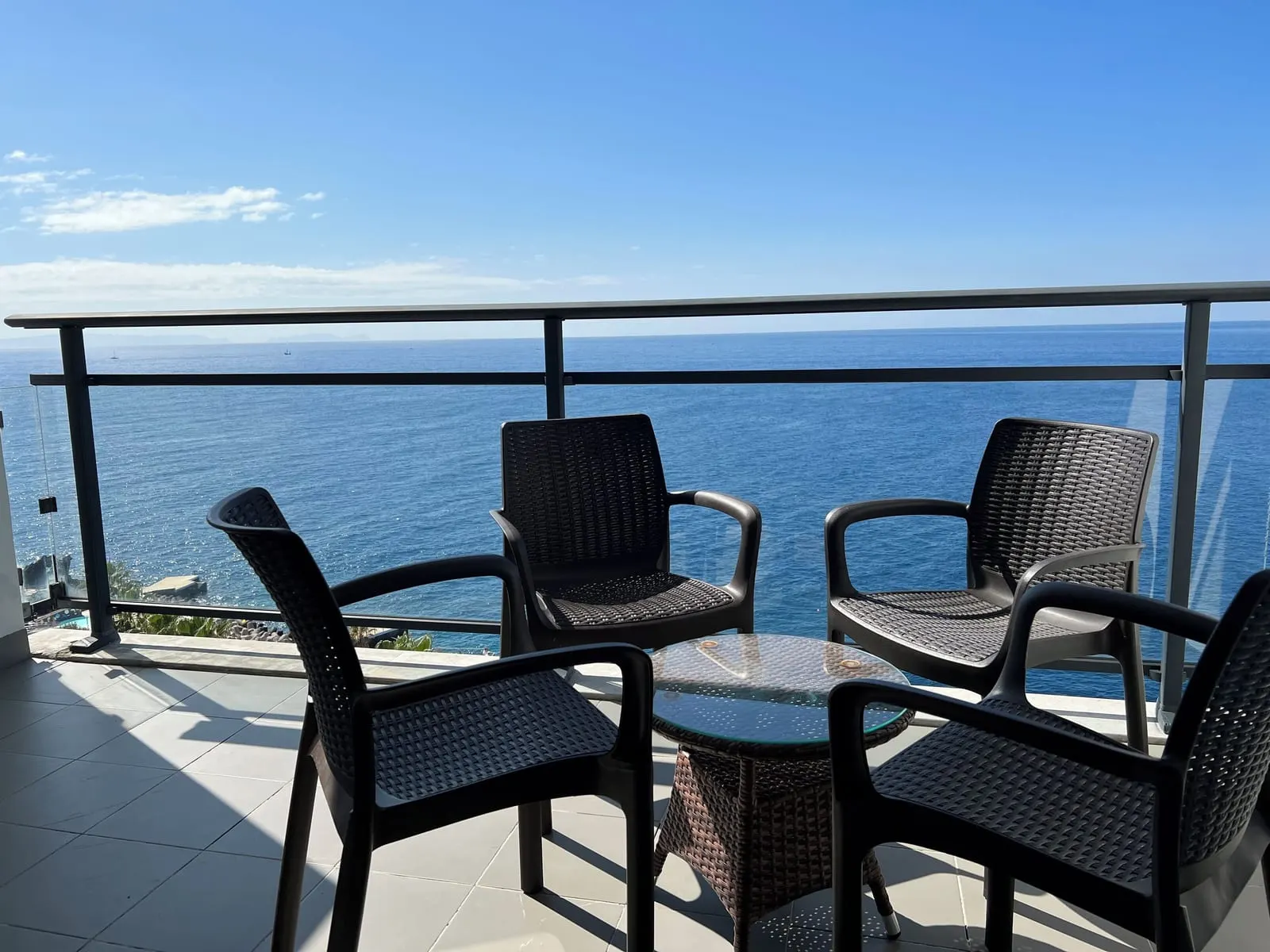 VidaMar Resort Hotel Madeira Premium Family Sea View Room：海を真正面に見渡す、4脚の椅子と小さなテーブルのあるバルコニー