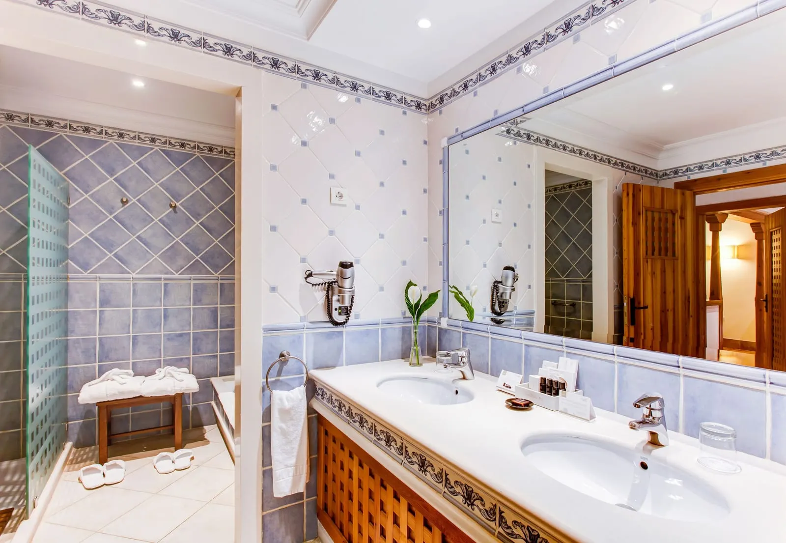 Suite Relax at Princesa Yaiza Suite Hotel Resort: a bathroom with a double basin, a wide mirror and a separate shower