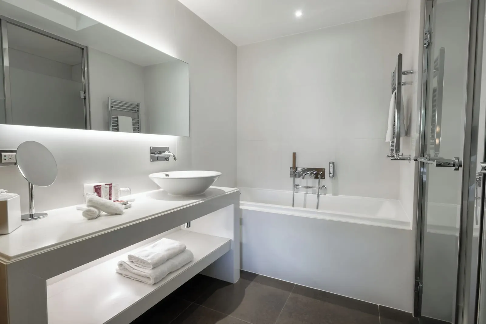 Exclusive Room with sea view at Monte-Carlo Bay Hotel & Resort: the bathroom with a bowl basin, a bathtub and a glass shower