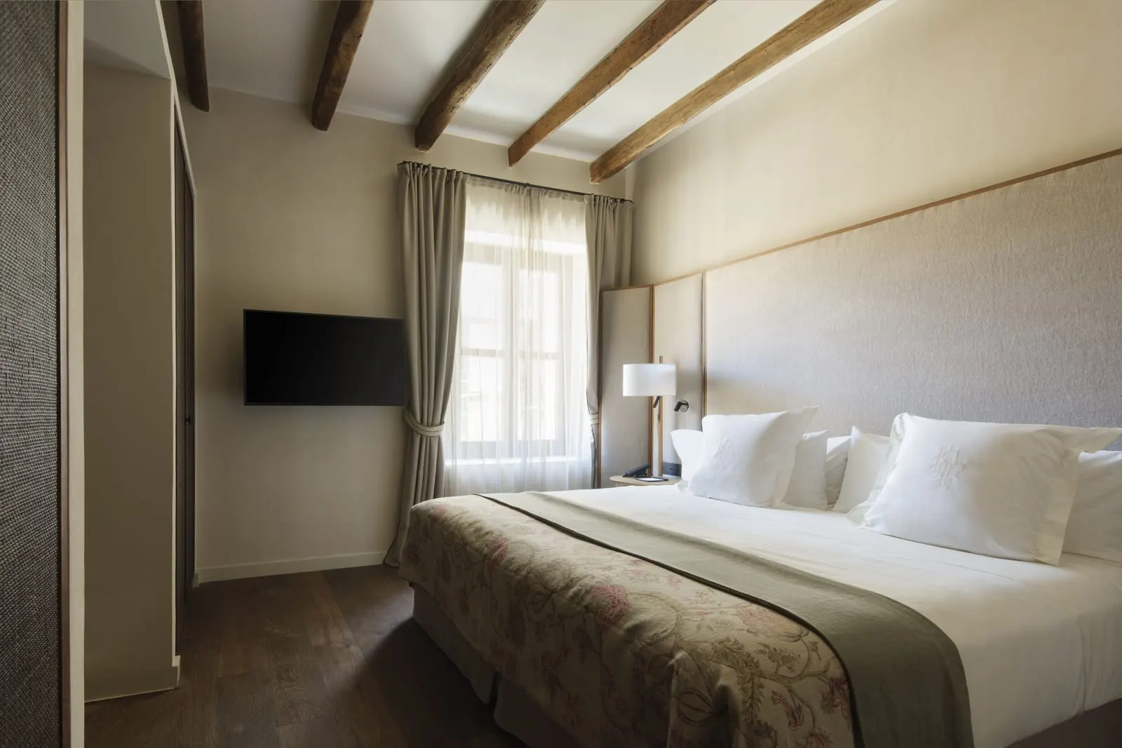 Can Ferrereta: A Can Ferrereta Suite bedroom in the old house