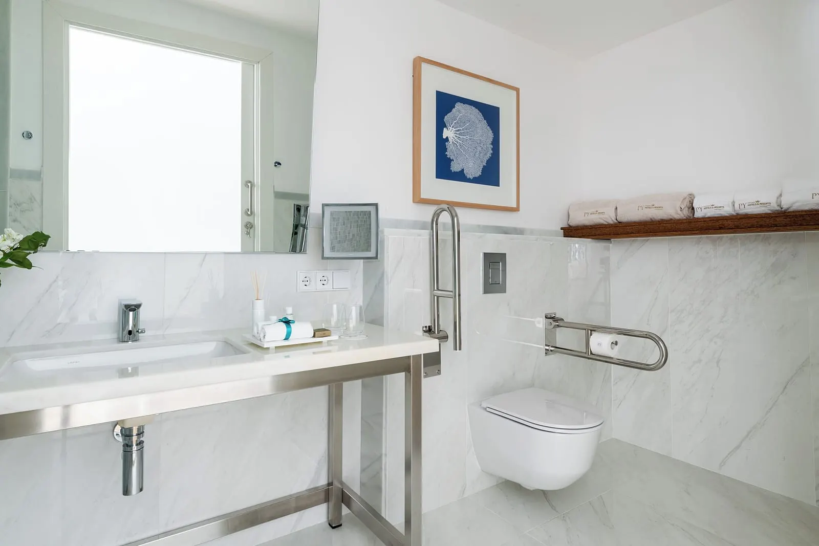 Adapted Junior Suite at Hotel Fariones: a step-free bathroom with a low washbasin, grab rails and a wall-hung toilet