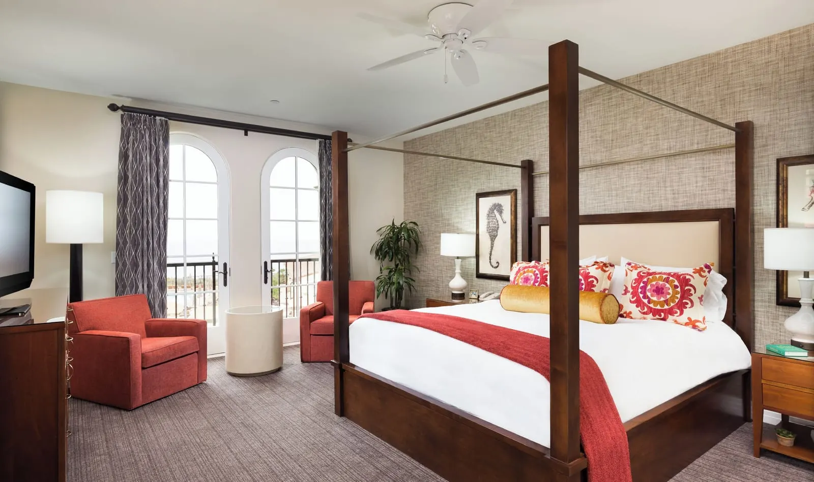 Terranea Resort: A bungalow bedroom with a four-poster bed