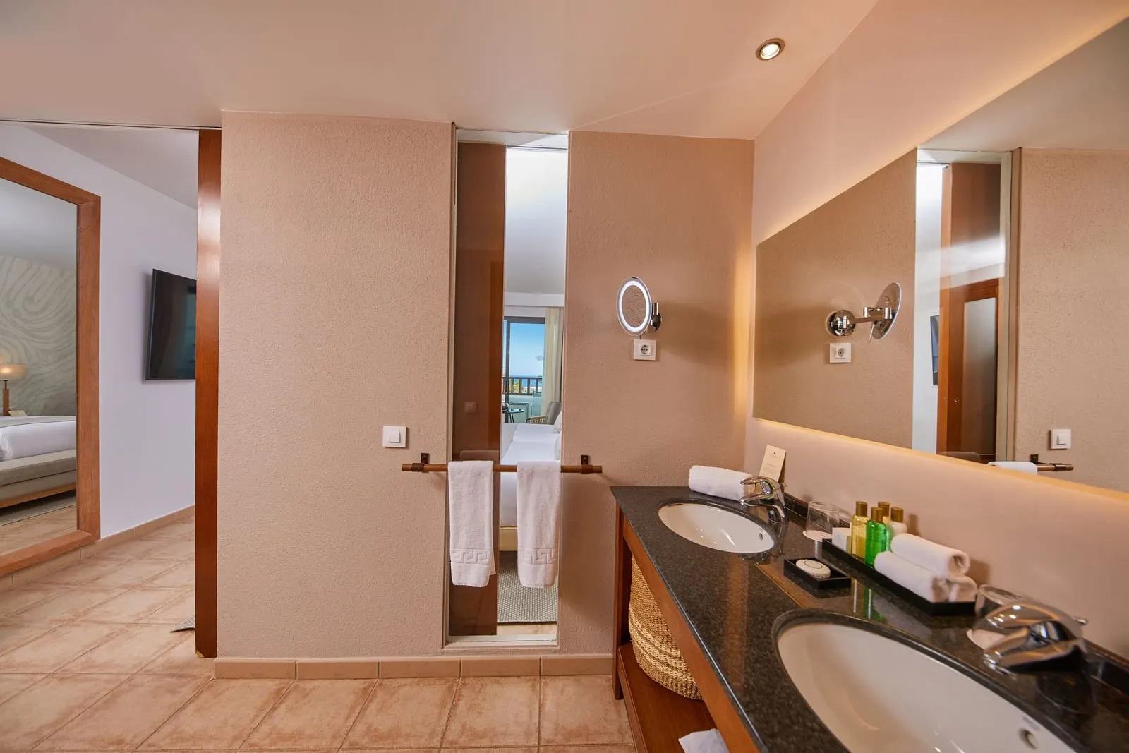 Double Ocean View al Secrets Lanzarote Resort & Spa: un bagno con un lungo mobile lavabo, un doppio lavabo e un grande specchio