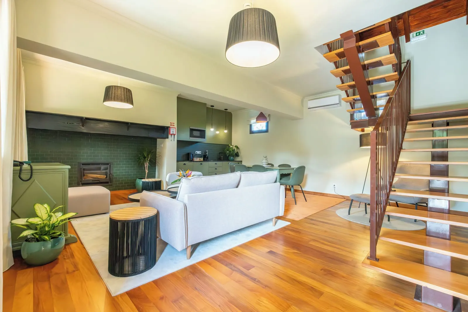 Hotel Quinta do Furão: The villa's living room and kitchenette