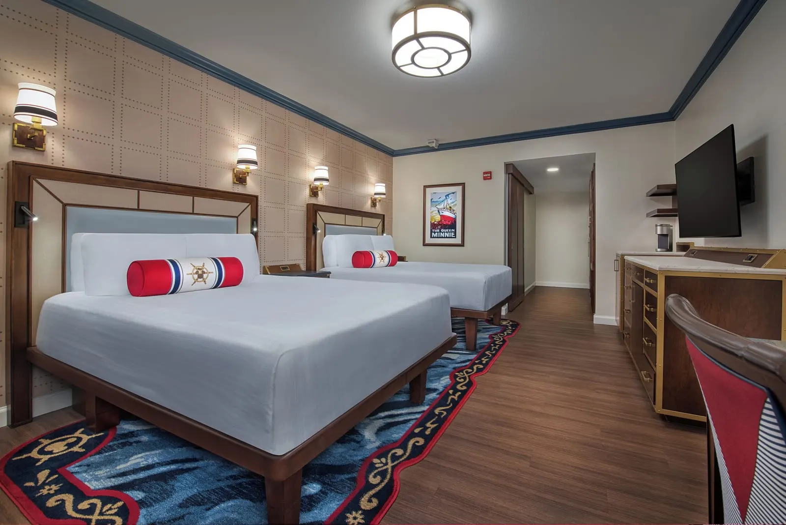 Resort View - Club Level room im Disney's Yacht Club Resort: zwei Queensize-Betten, eine Kommode mit Kaffeemaschine und Fernseher und der Flur zur Tür