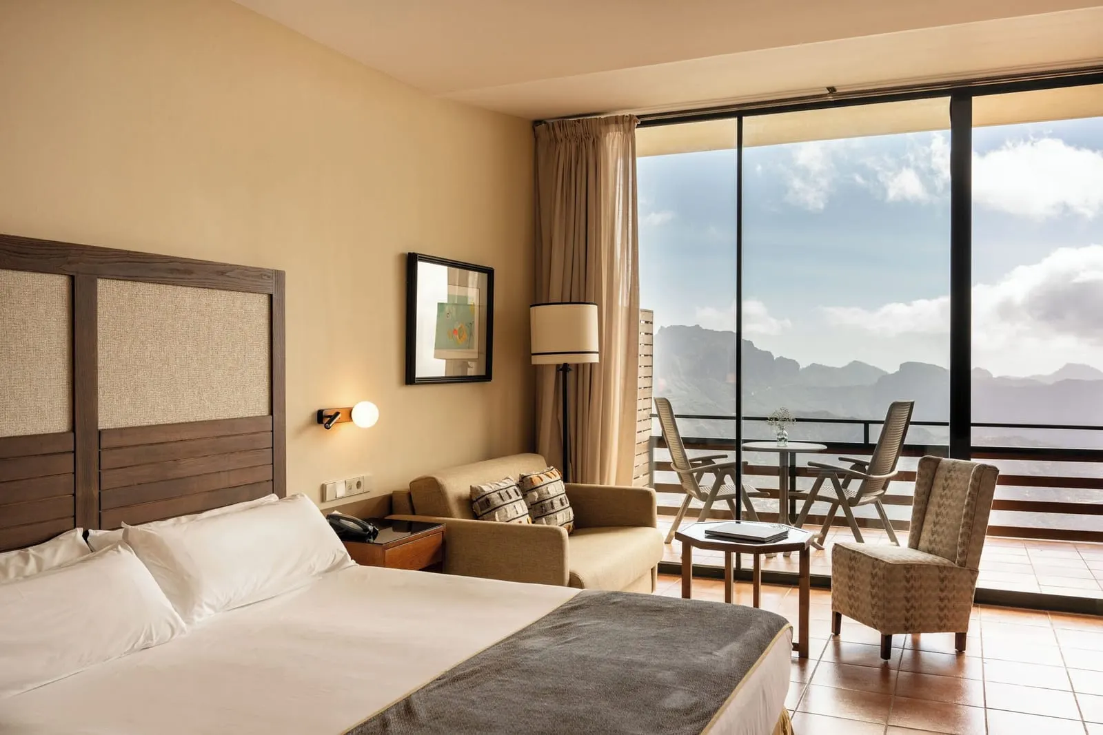 Parador de Cruz de Tejeda: A Standard Double opening onto its terrace