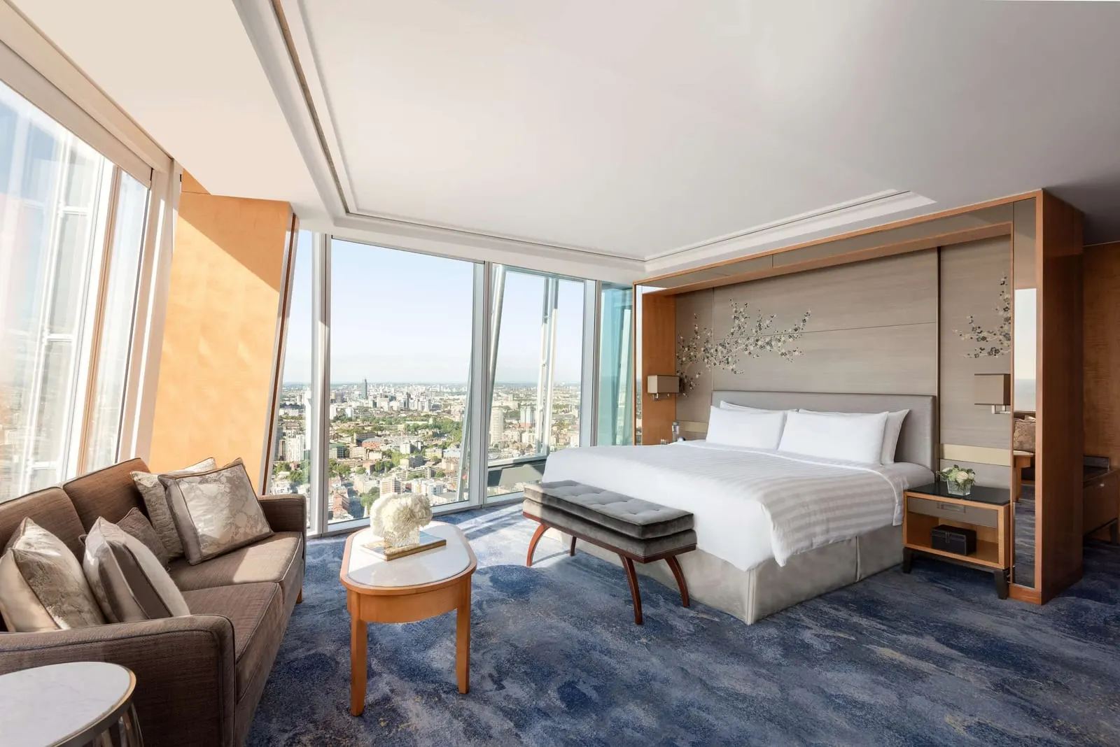 Premier Shard Room at Shangri-La The Shard: the bed, a sofa, a padded bench and floor-to-ceiling windows over London