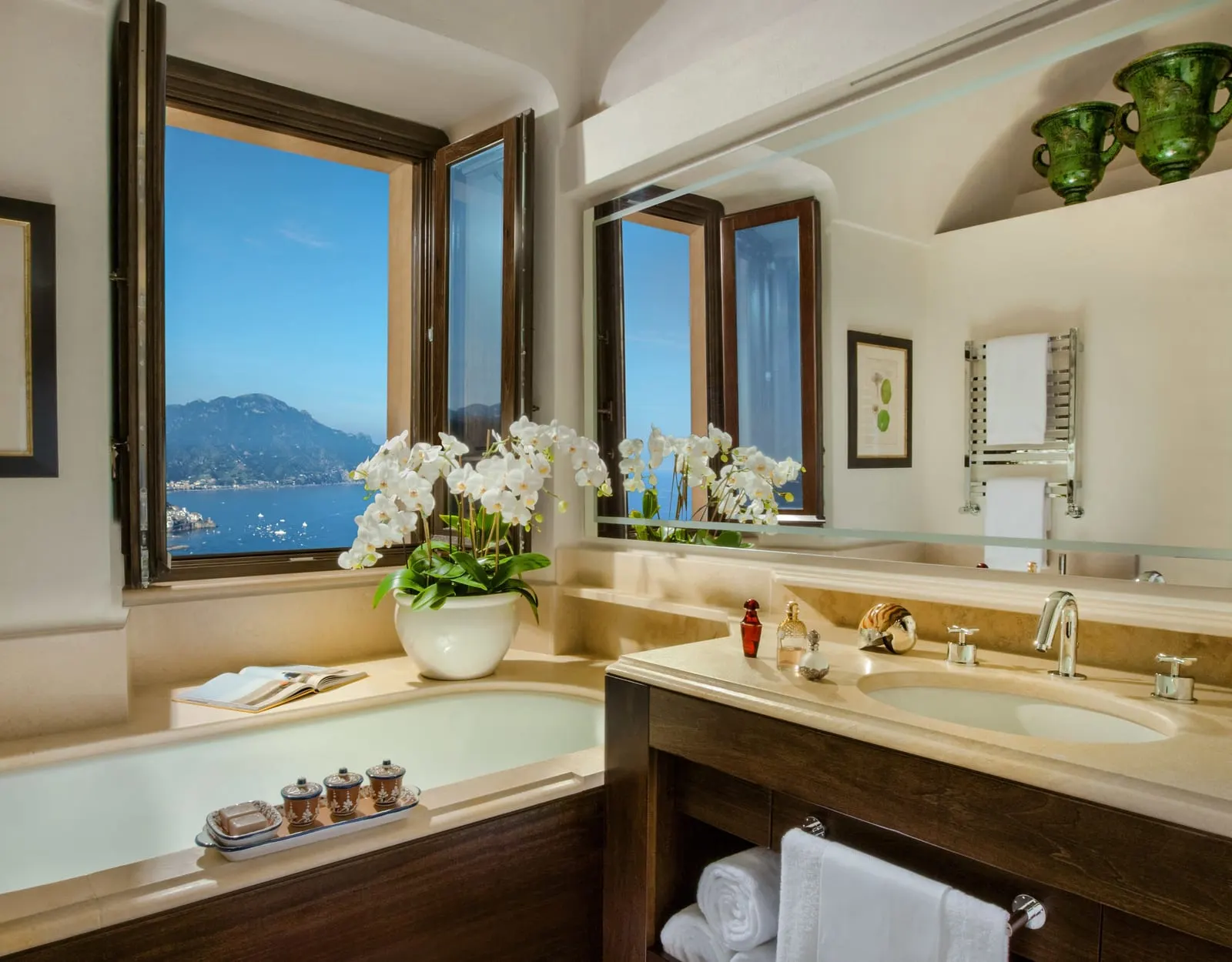 Monastero Santa Rosa Hotel & Spa: A Deluxe Suite bathroom with a sea window