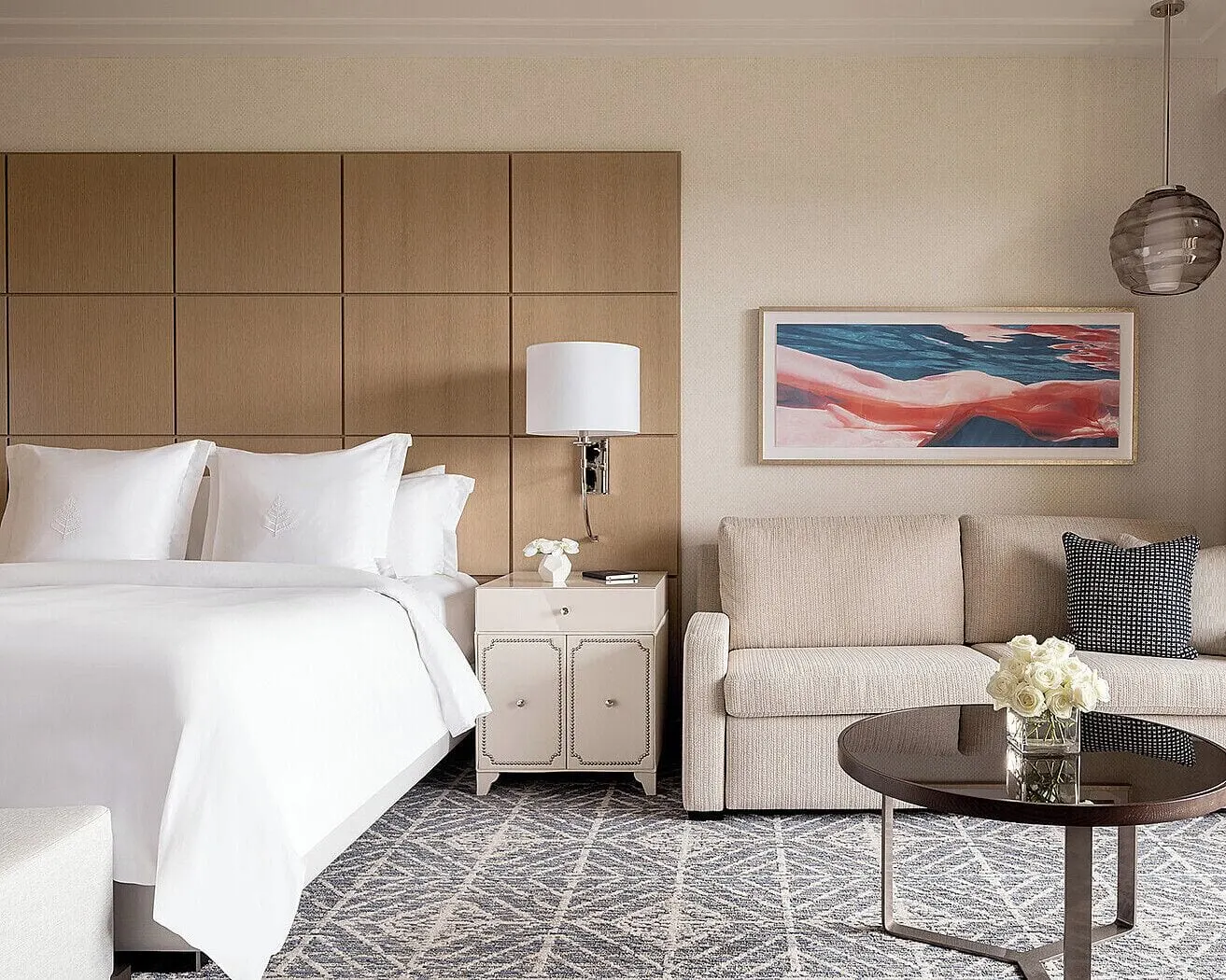 Golden Oak View Room im Four Seasons Resort Orlando at Walt Disney World Resort: ein Kingsize-Bett vor einer holzvertäfelten Wand, ein Nachttisch, ein Sofa und ein runder Couchtisch