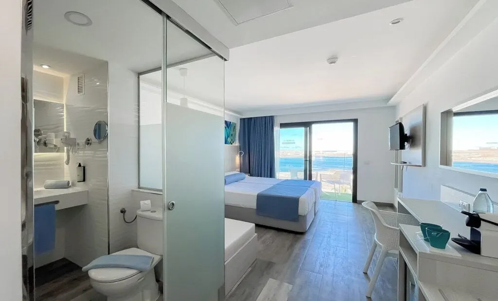 Corralejo Surfing Colors Hotel & Apartments: A Sky Sea View room with its balcony