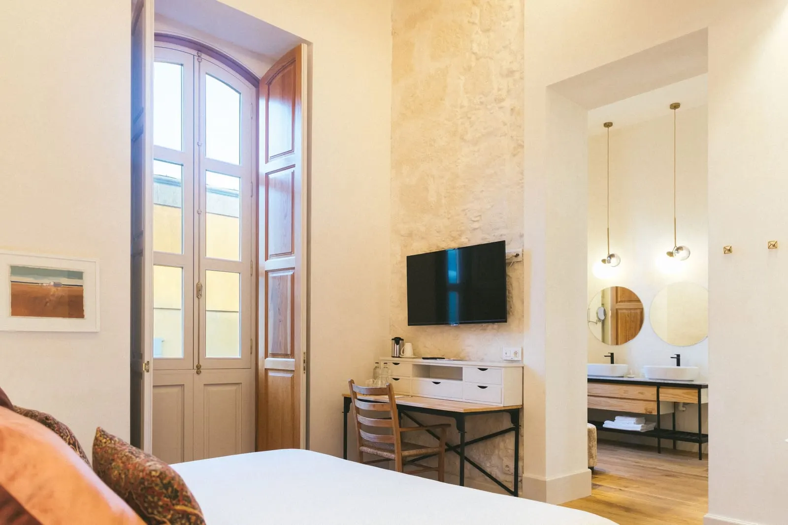 Hotel Veintiuno: A Premium room, with a stone wall and tall shutters