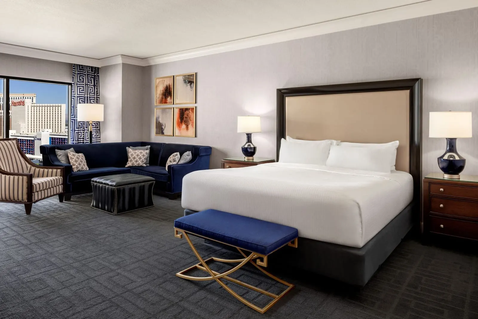 Augustus Fountain View Room im Caesars Palace, wie das Zimmer vor dem Umbau 2026 aussah: ein Kingsize-Bett mit einer blauen Bank am Fußende sowie ein blaues Ecksofa und ein Sessel im Sitzbereich