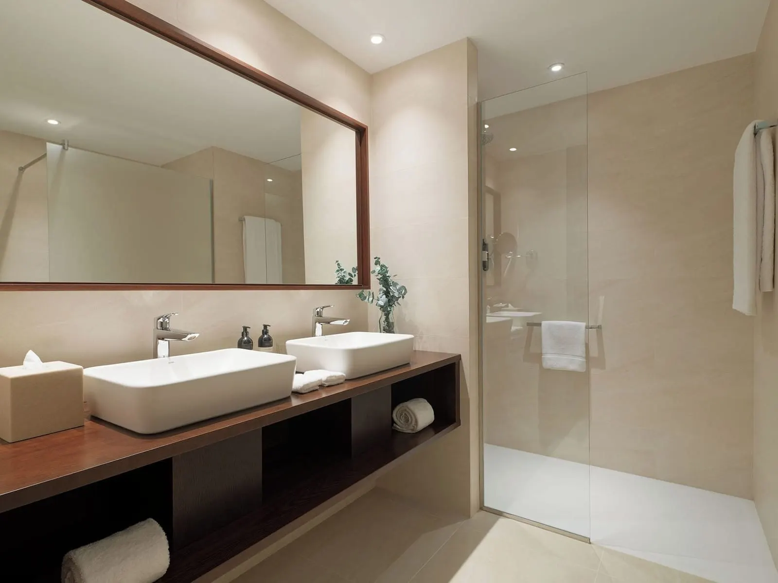 Double Deluxe Room Panoramic View at Gran Hotel Taoro: the bathroom, with twin basins and a walk-in shower