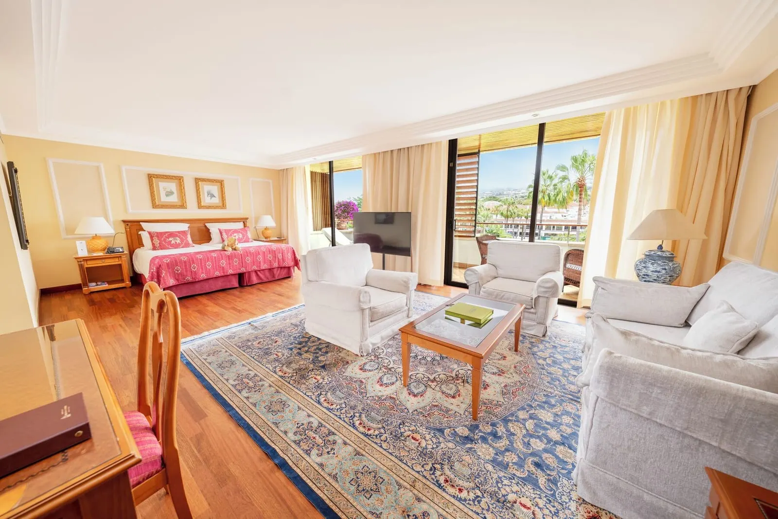 Ambassador Jr. Suite Garden View at Hotel Botánico: twin beds, a sitting area on a large rug and windows onto palms