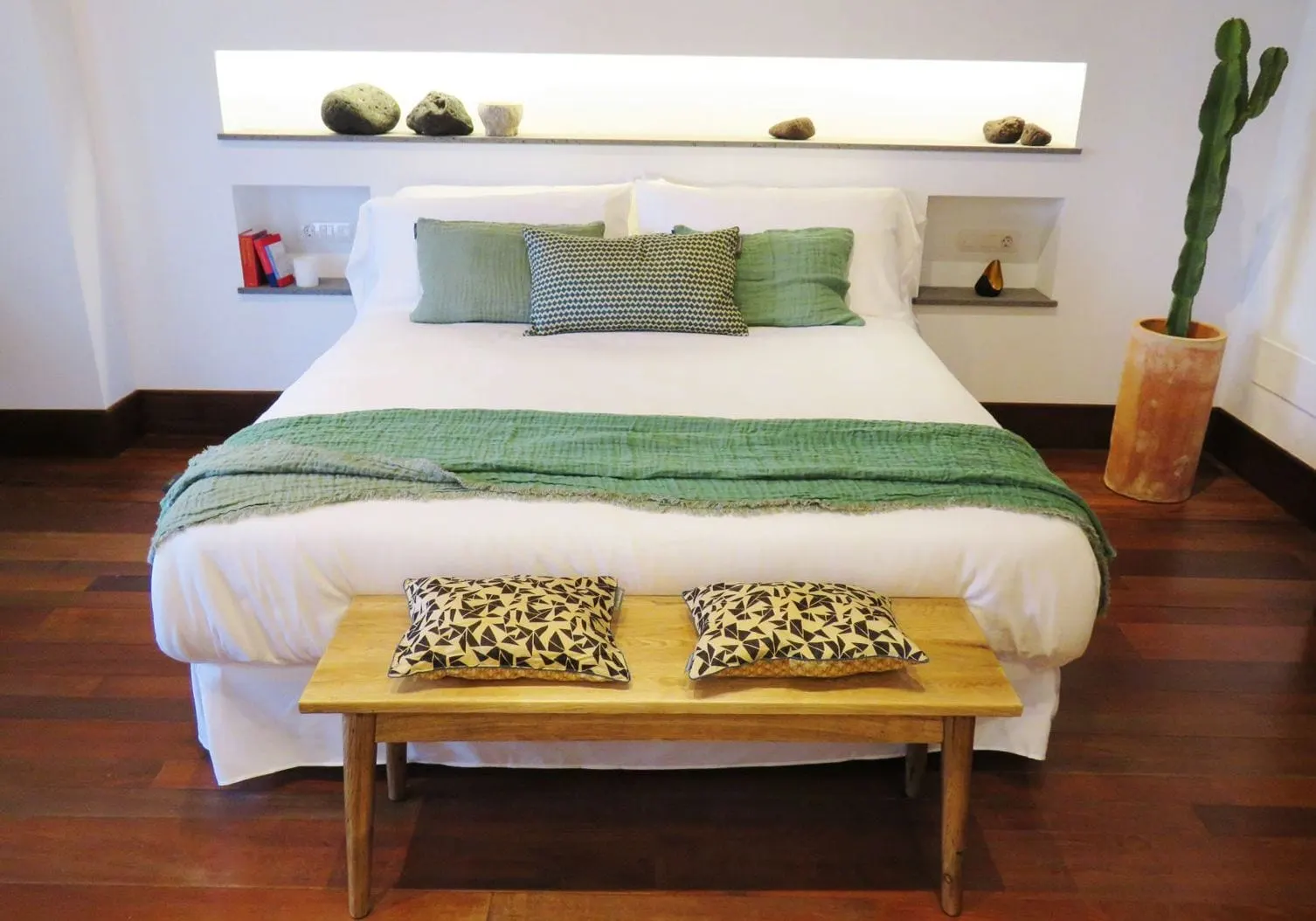 Room 03 at Hotel Boutique Palacio Ico: a double bed with a green throw and a recessed shelf above the headboard