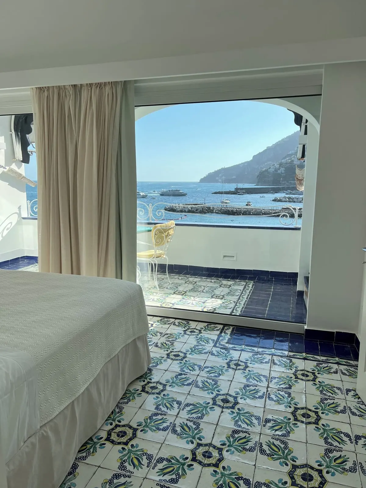 Hotel Marina Riviera: Suite Eolo and its tiled terrace over the harbour